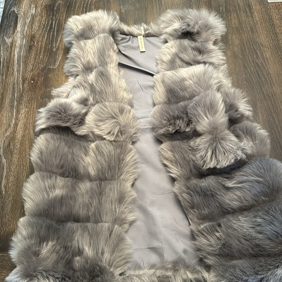 π NWOT GRAY FAUX FUR VEST SIZE S/M - Picture 2 of 3